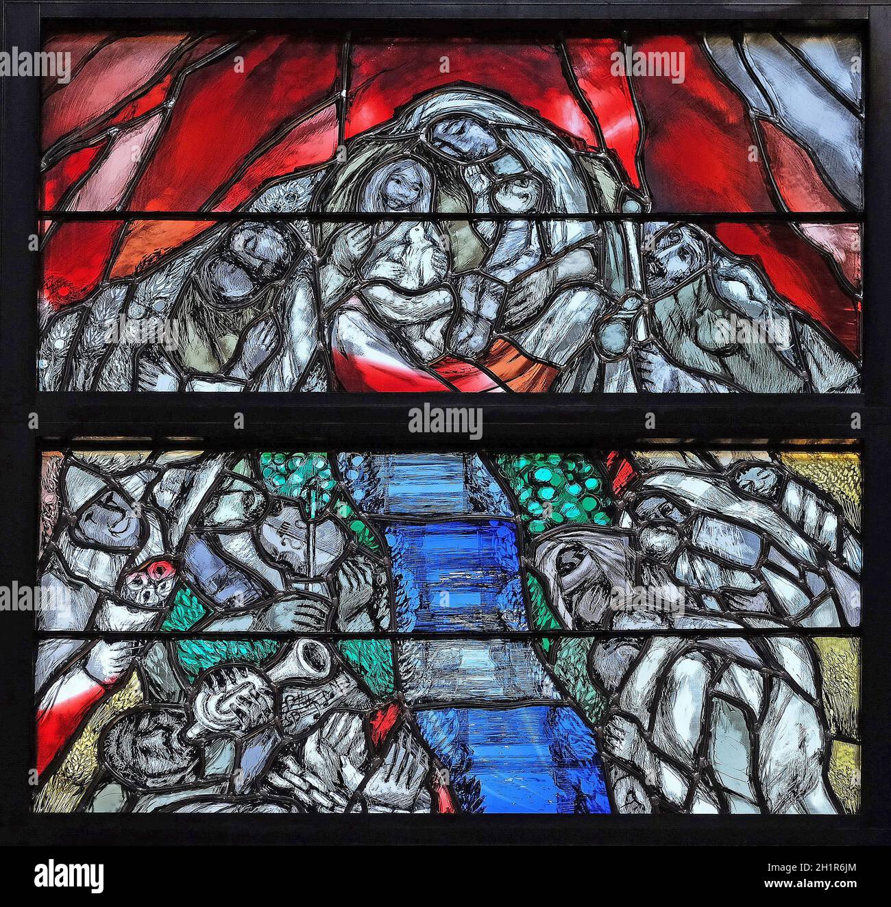 Gott trägt die Schuld der ganzen Menschheit, ergreift Sünder und rettet sie vor dem Tod, Detail des Glasfensters von Sieger Koder in der St.-John-Kirche Stockfoto