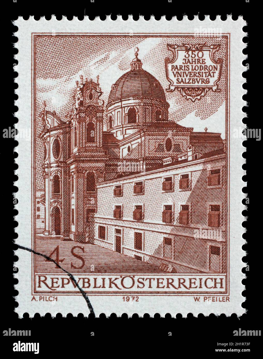 Die in Österreich gedruckte Briefmarke zeigt Kirche und Alte Universität, 350. Jahrestag der Universität Paris Lodron, Salzburg, um 1972 Stockfoto