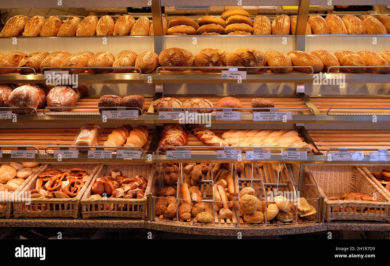 Moderne Bäckerei mit verschiedenen Brotsorten, Kuchen und Brötchen in Rosenberg, Deutschland Stockfoto