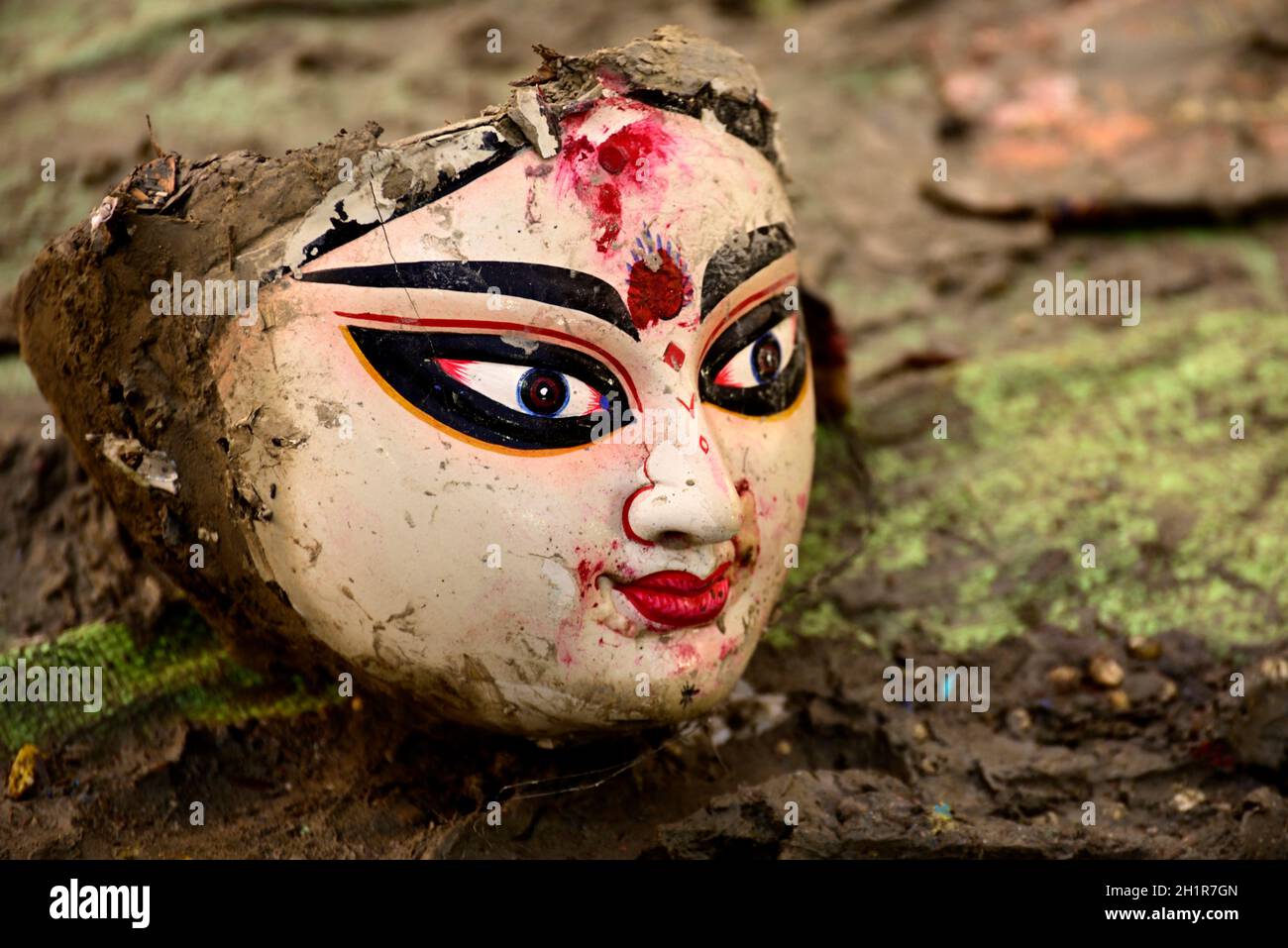 Gesicht von Debi Durga Maa Idol im Hinduismus am Flussufer des Ganges während des Eintauchens der Göttin Durga Stockfoto