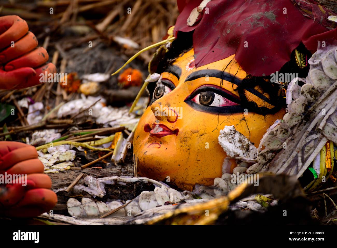 Gesicht von Debi Durga Maa Idol im Hinduismus am Flussufer des Ganges während des Eintauchens der Göttin Durga Stockfoto