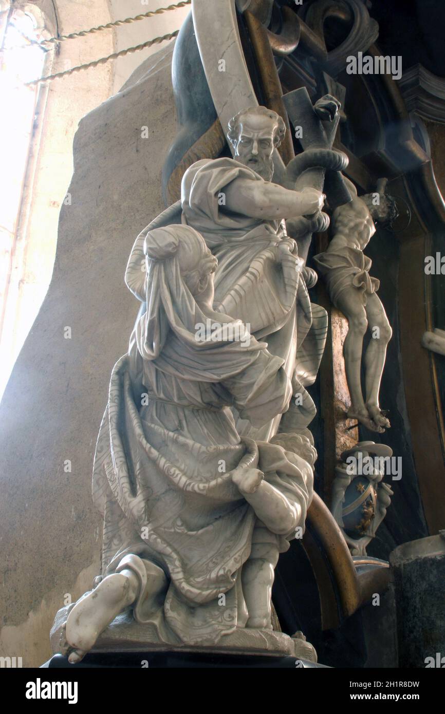 Moses hebt die kupferne Schlange Stockfoto