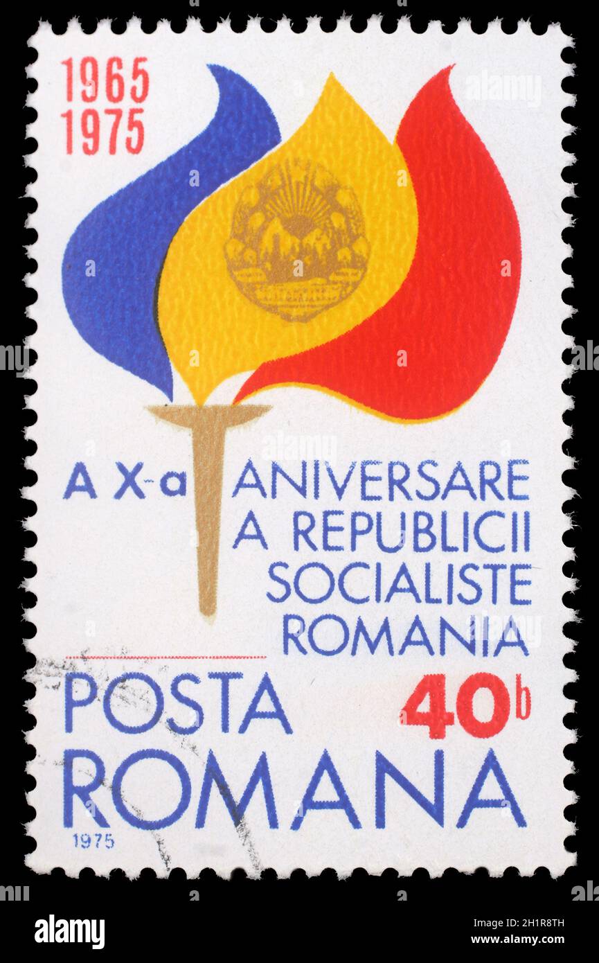 Briefmarke aus Rumänien zeigt Fackel mit Flamme in Flaggenfarben und Wappen, zum 10. Jahrestag der Sozialistischen Republik Rumäniens, um 1975 Stockfoto