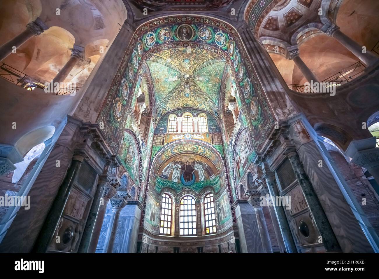 RAVENNA, ITALIEN - UM AUGUST 2020: Historisches byzantinisches Mosaik in der Basilika St. Vitale Stockfoto