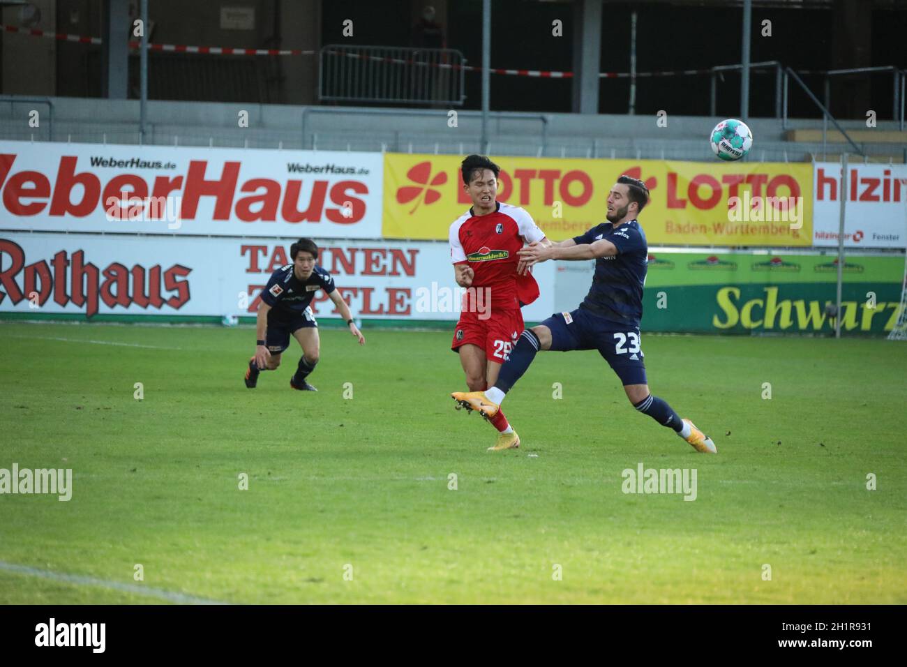 Themen: Niko Gießelmann (FC Union Berlin) foult Woo-Yeong Jeong (SC Freiburg), Freiburg fordert die Rote Karte trotz Videoweis, 1. FBL: 20-21: 2 Stockfoto