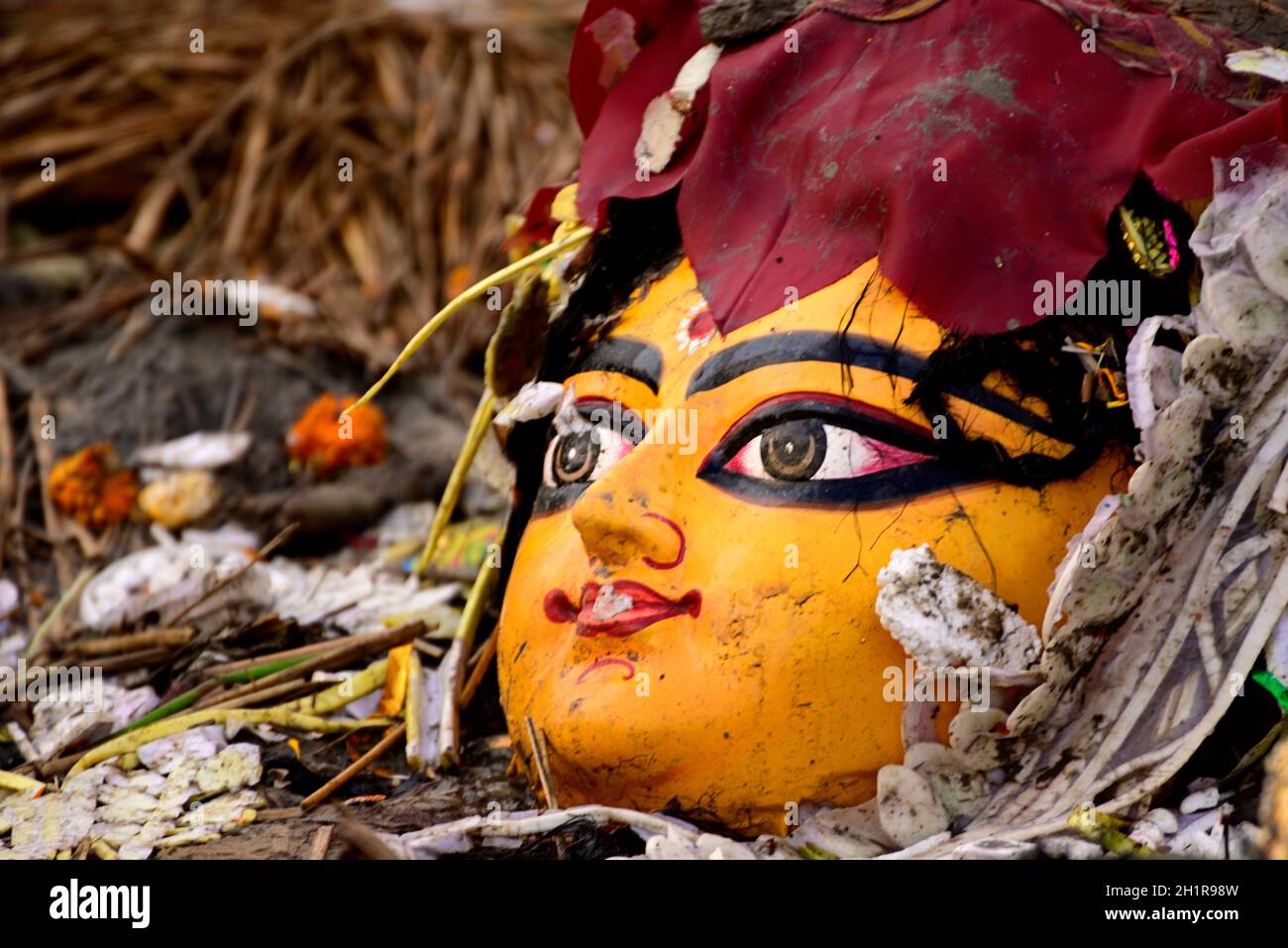 Gesicht von Debi Durga Maa Idol im Hinduismus am Flussufer des Ganges während des Eintauchens der Göttin Durga Stockfoto