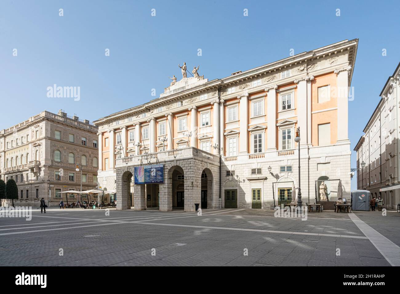 Triest, Italien. 24. Februar 2921. Blick auf die Fassade des Giuseppe Verdi Theatergebäudes Stockfoto