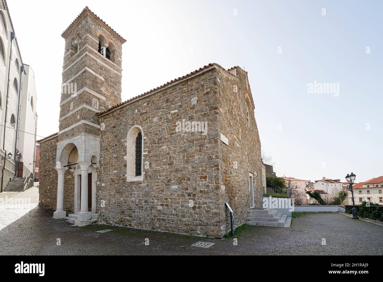 Triest, Italien. 24. Februar 2921. Die Außenansicht der St. Sylvester Kasilica im Stadtzentrum Stockfoto