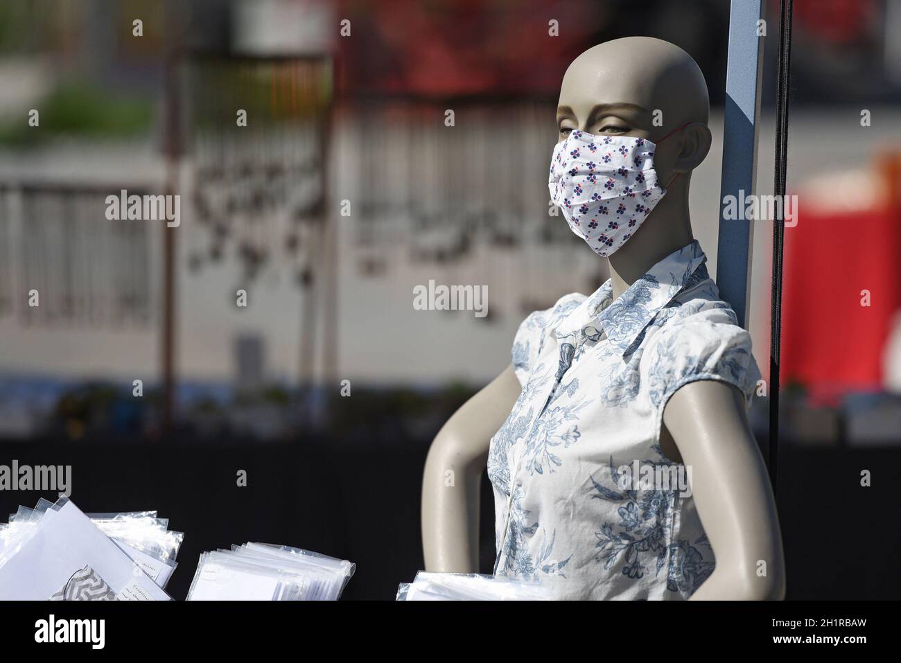 Mund-Nasen-Schutz Maske auf einer Schaufensterpuppe in Österreich, Europa - Mund- und Nasenschutzmaske auf einer Schaufensterpuppe in Österreich, Europa Stockfoto
