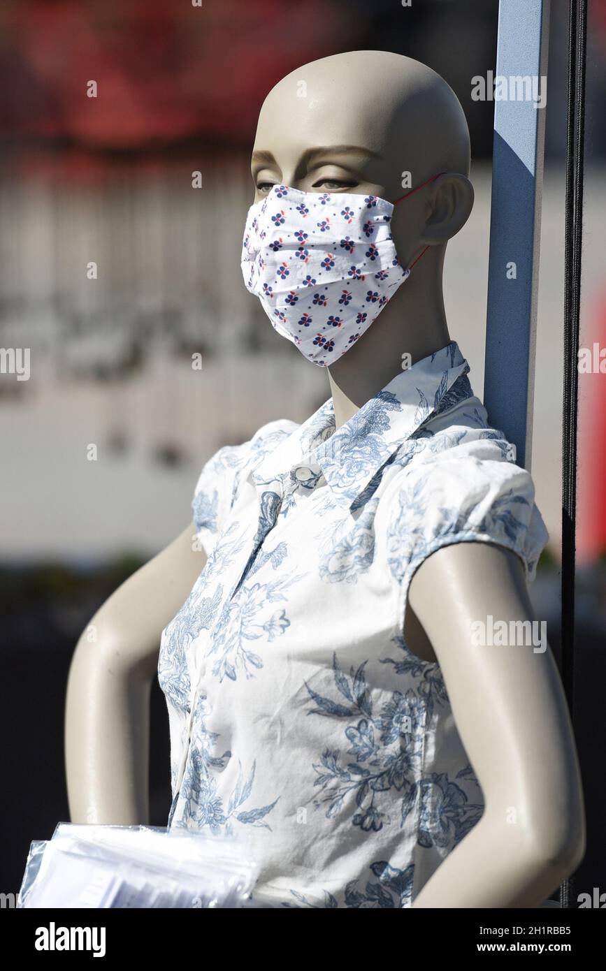 Mund-Nasen-Schutz Maske auf einer Schaufensterpuppe in Österreich, Europa - Mund- und Nasenschutzmaske auf einer Schaufensterpuppe in Österreich, Europa Stockfoto