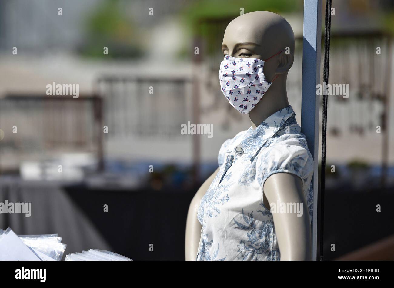 Mund-Nasen-Schutz Maske auf einer Schaufensterpuppe in Österreich, Europa - Mund- und Nasenschutzmaske auf einer Schaufensterpuppe in Österreich, Europa Stockfoto