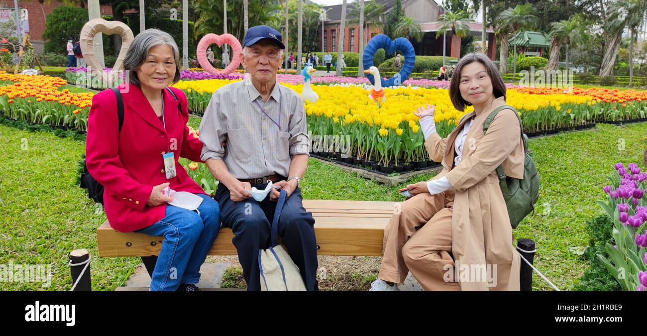 Taipei, Taiwan, Februar 26 2021: Dekorative holländische Mühle und ein Boot mit zwei Figuren am Eingang zum Shilin Residence Park für die Tulip Show 2021 Stockfoto