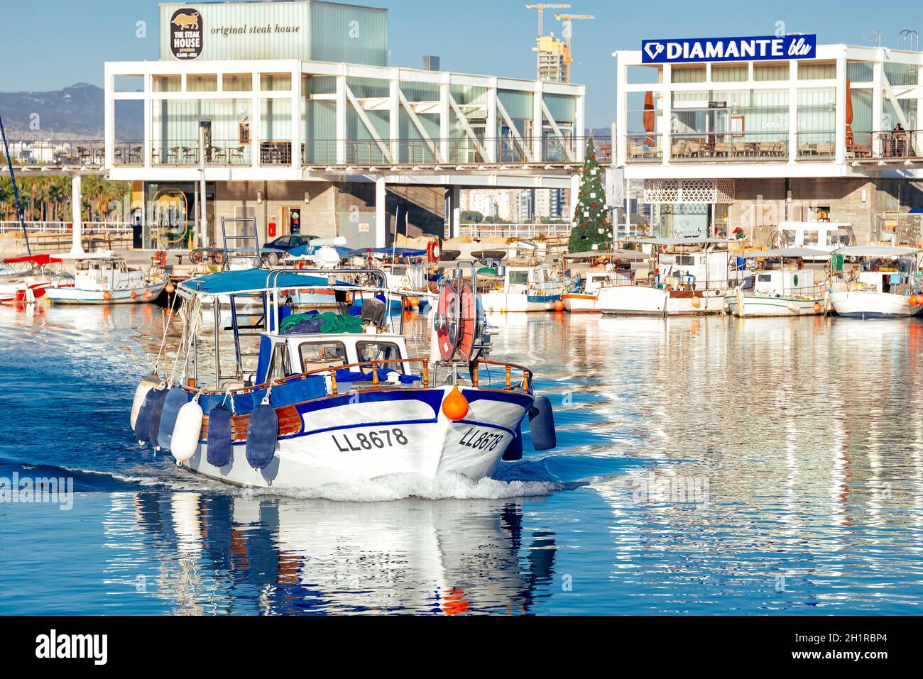 LIMASSOL, ZYPERN - Dezember 2019: Fischerboot auf dem Weg aus dem Hafen Stockfoto