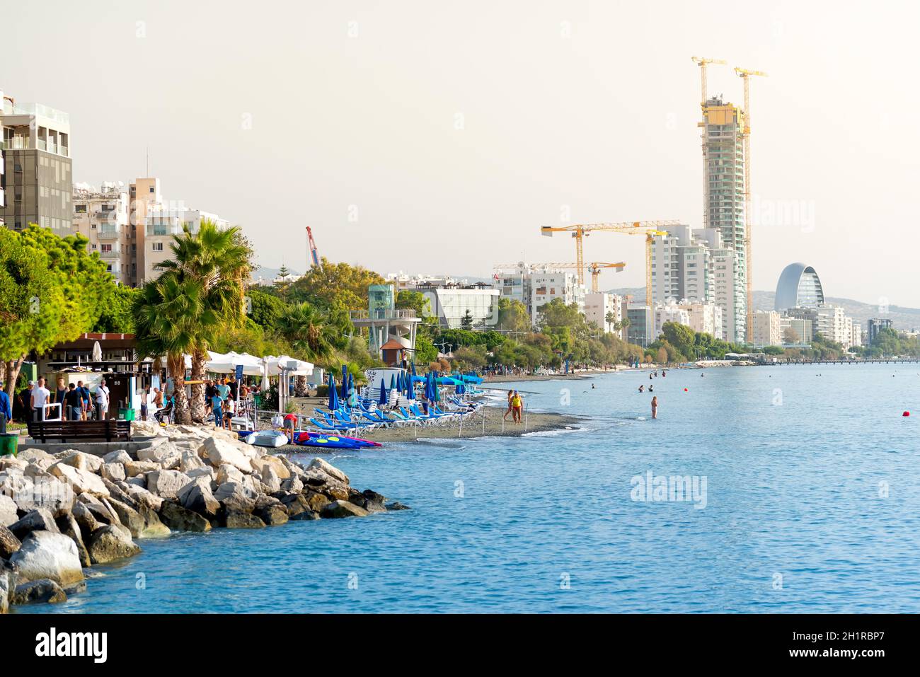 Blick auf das Meer mit einem Strandcafe in Limassol, Zypern Stockfoto