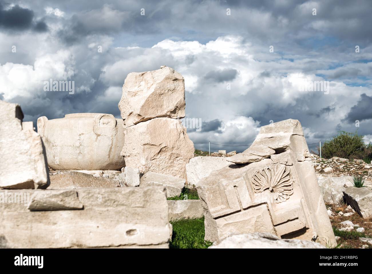 Alte Steinreste mit Schnitzerei in Amathus, Zypern Stockfoto