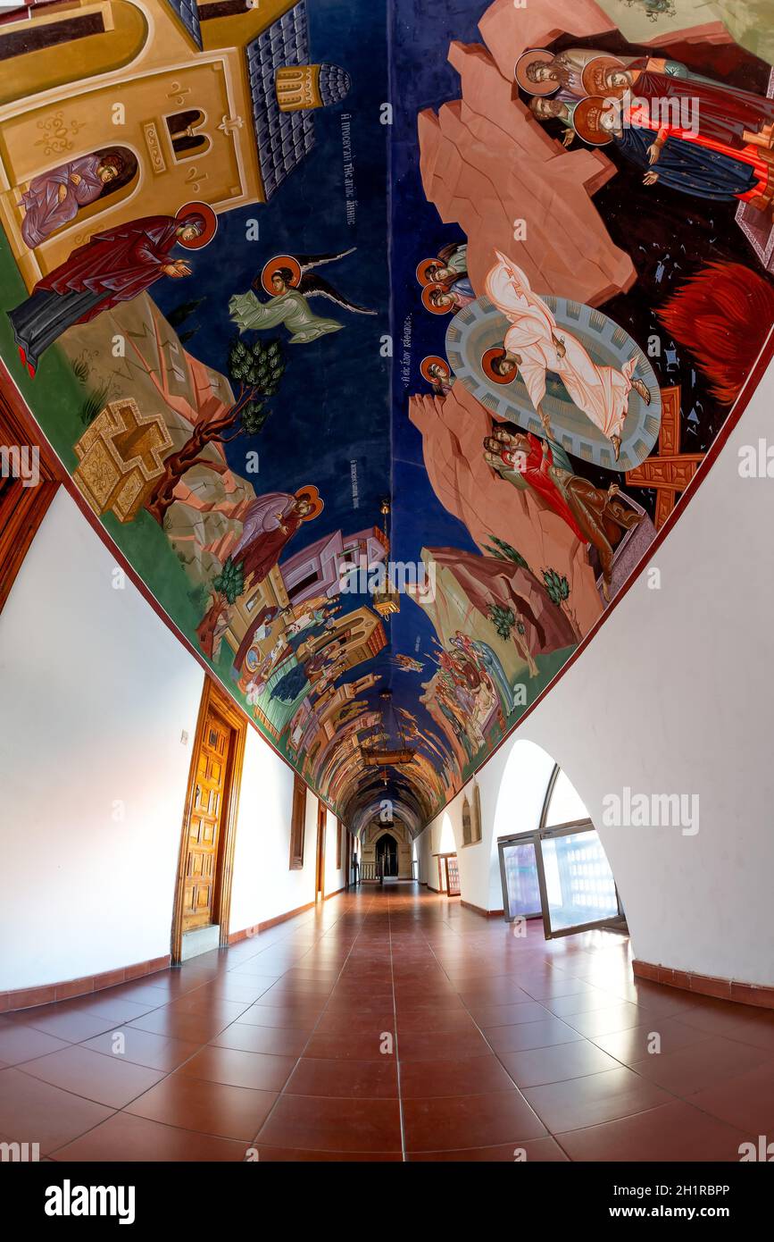 Zypern - Juli 22 2018: Gewölbter Korridor mit Deckenmalereien im Kloster Kykkos Stockfoto