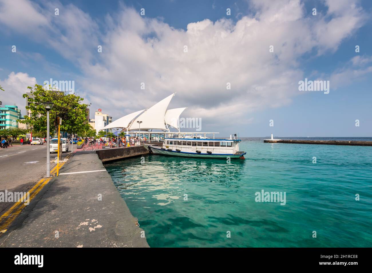 Male, Malediven - 21. November 2017: Passagiere eines Kreuzfahrtschiffs warten auf die Landung auf einem Boot am Presidential Jetty auf der Insel Male, Malediven. Stockfoto