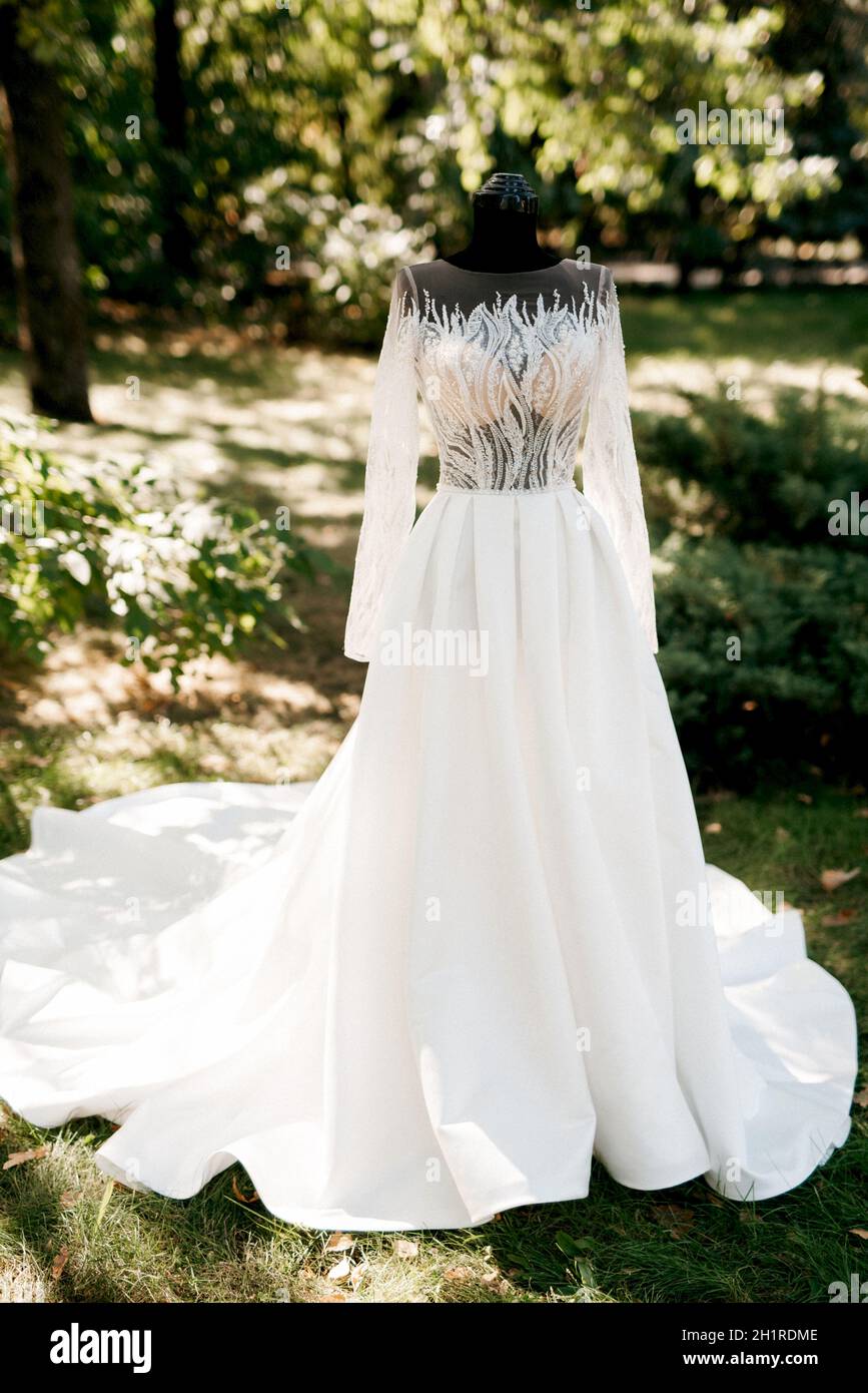 Perfekte weiße Hochzeitskleid am Hochzeitstag Stockfoto