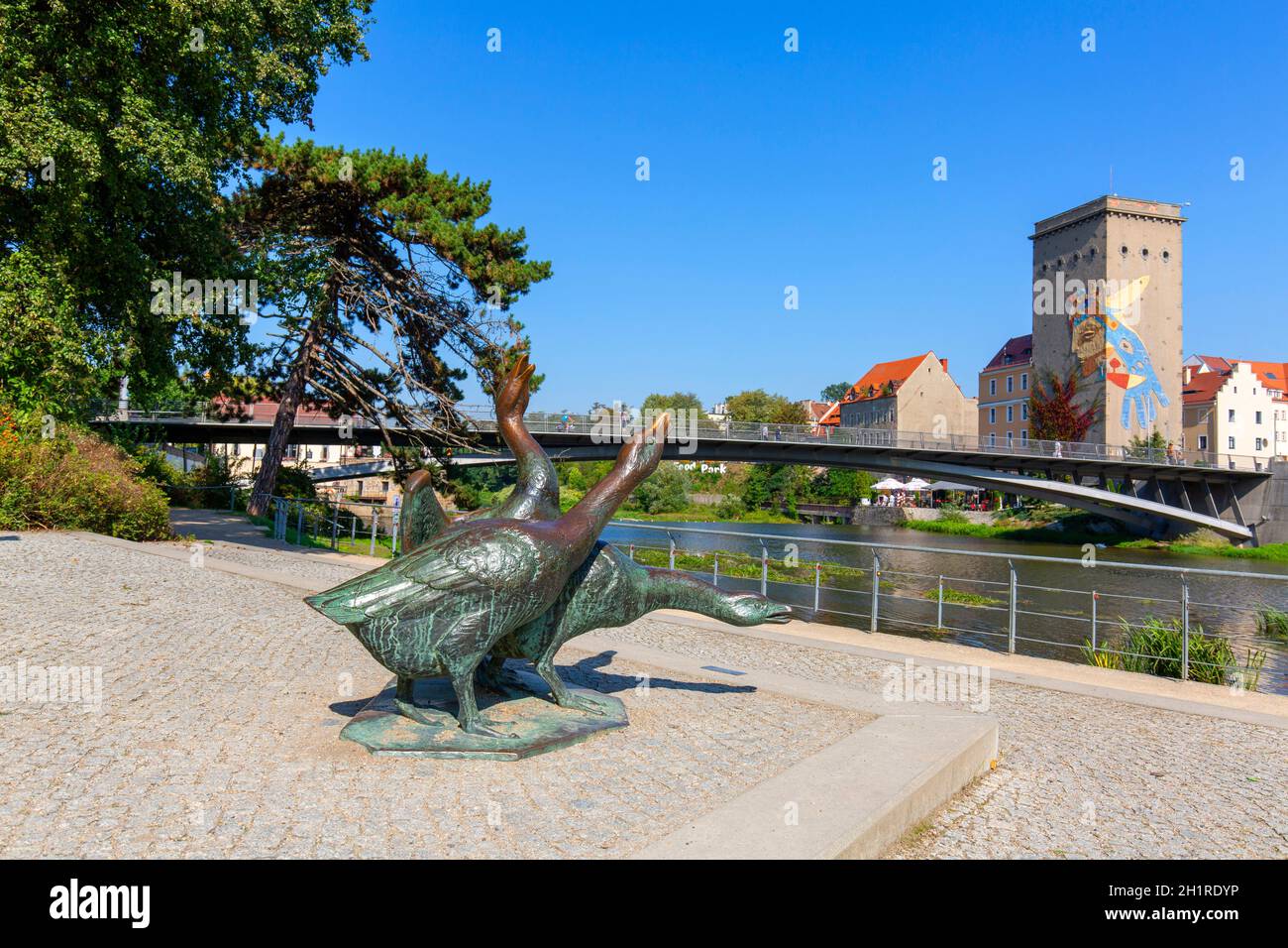 Görlitz, Deutschland - 22. September 2020 : Gänsehautdenkmal auf der Lausitzer Neiße, Grenze zwischen Polen und Deutschland, Altstadt von Riberto Stockfoto