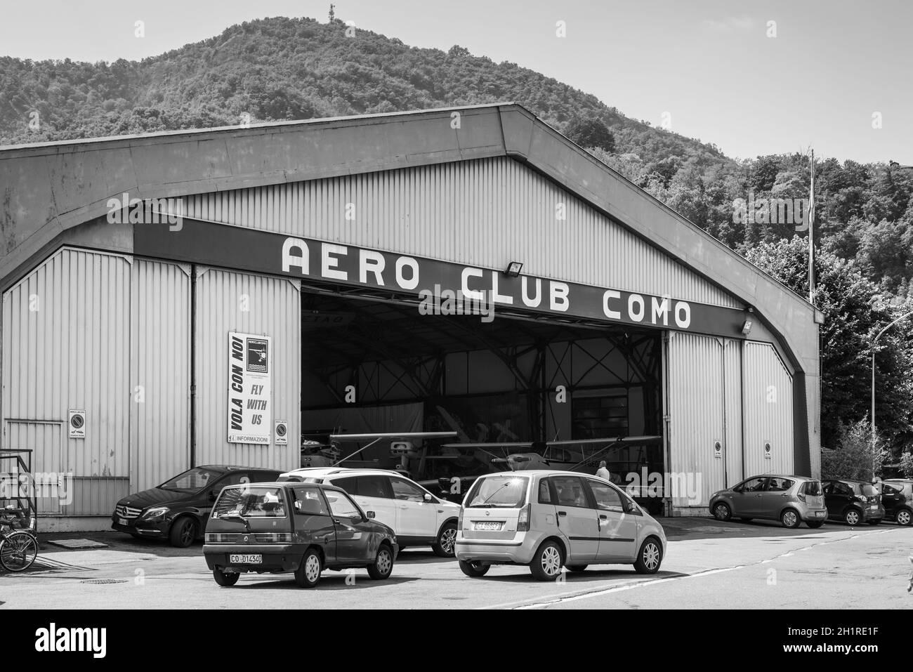 Como, Italien - 27. Mai 2016: Hangar des Aero Club Como am Wasserflugplatz des Comer Sees in Como City, Italien. Schwarzweiß-Fotografie. Stockfoto