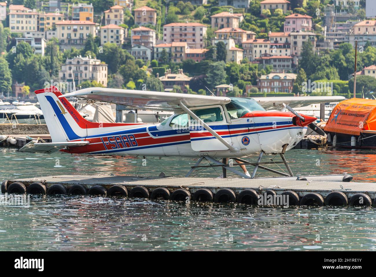 Como, Italien - 27. Mai 2016: Ein Wasserflugzeug Cessna 172N Skyhawk 100 II, das am Wasserflugplatz des Comer Sees in Como City, Italien, andockt. Stockfoto