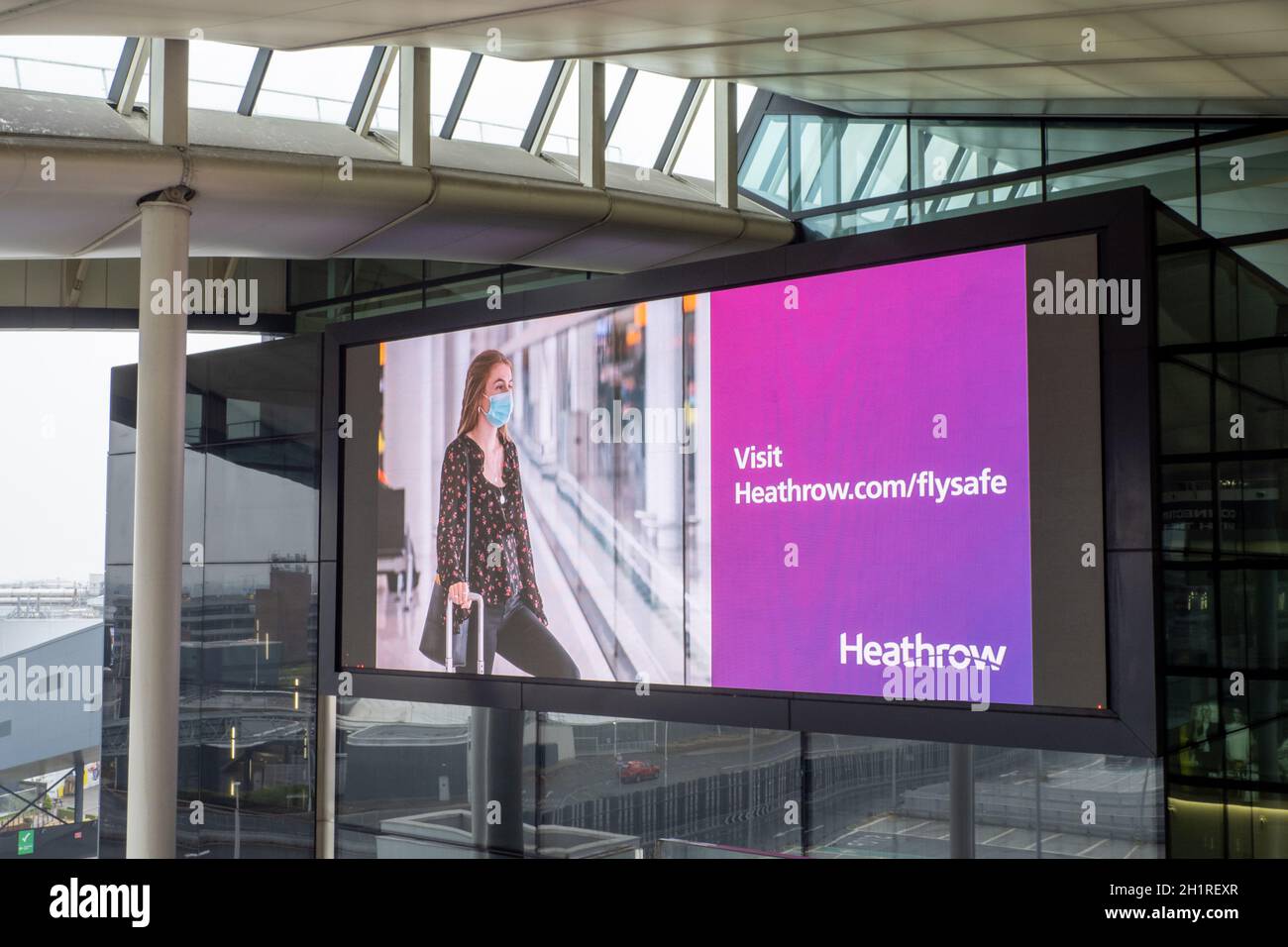 Corona-Anzeige am Flughafen London Heathrow – Besuchen Sie Heathrow.com/flysafe Stockfoto