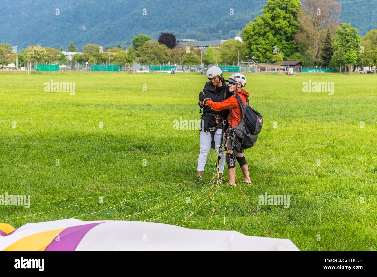Interlaken, Schweiz - 26. Mai 2016: Tandem-Gleitschirm nach der Landung in Interlaken, Schweiz. Stockfoto