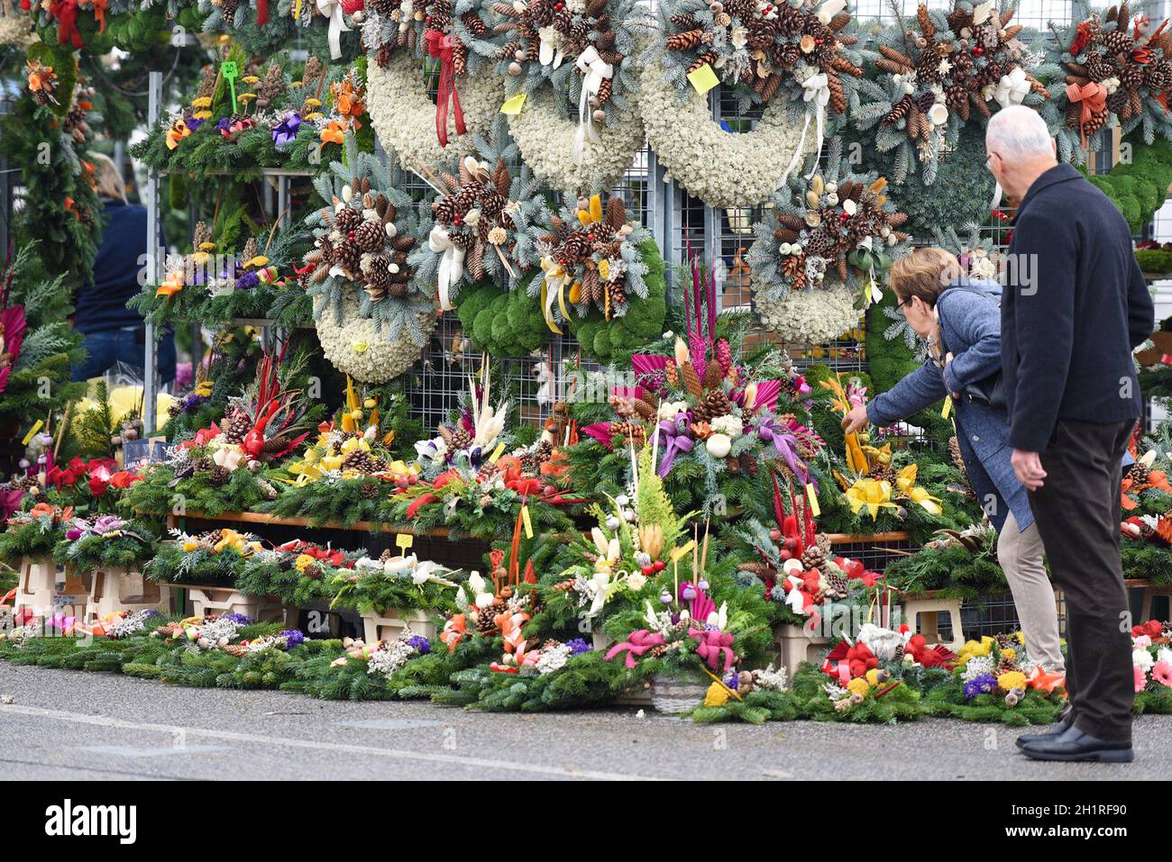 Verkauf von Blumen-Büketts für Gräber auf dem Wiener Zentralfriedhof; Österreich; Europa - Verkauf von Blumensträußen für Gräber an der Wiener Zentralkommission Stockfoto