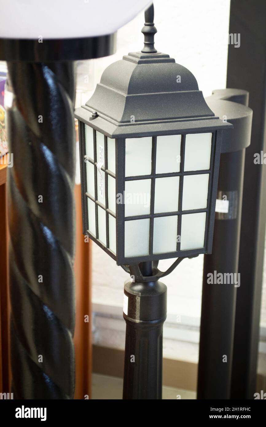 Street geschmiedete Metalllaternen. Klassische Garten-LED-Lampe.  Nahaufnahme Stockfotografie - Alamy