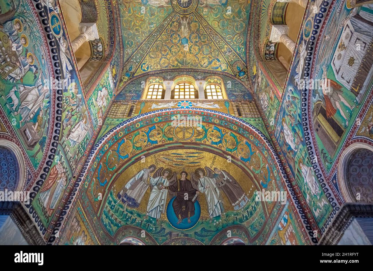 RAVENNA, ITALIEN - UM AUGUST 2020: Historisches byzantinisches Mosaik in der Basilika St. Vitale Stockfoto