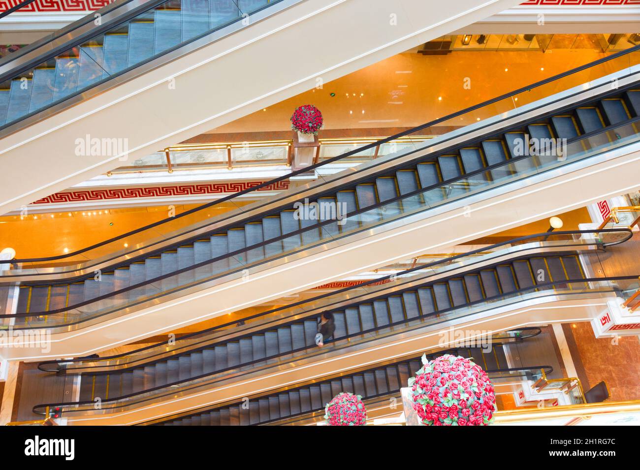 Rolltreppen im Einkaufszentrum. Blick von oben. Shanghai, China Stockfoto