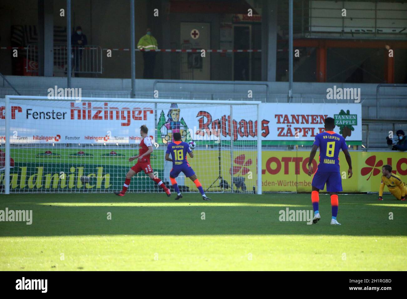 Torwart Florian Müller (SC Freiburg) liegt ausgespielt am Boden, de Rettungsversuch von Philipp Lienhart (Freiburg) kommt zu spät, Nkunku Christopher Stockfoto
