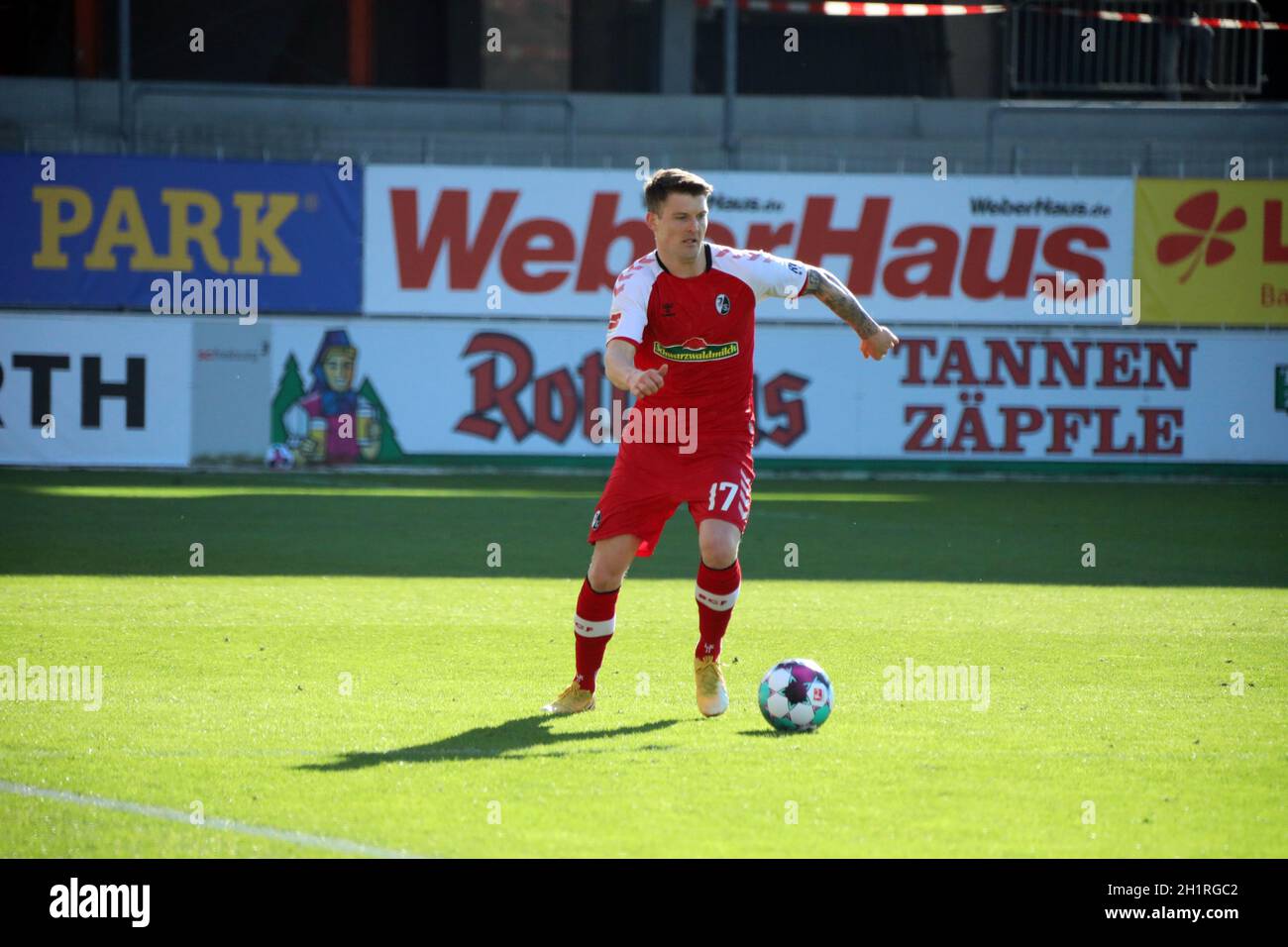 Lukas Kübler (Freiburg) mit Ball, 1. FBL: 20-21: 24. Spt. SC FREIBURG - RB LEIPZIG DIE DFL-VORSCHRIFTEN VERBIETEN DIE VERWENDUNG VON FOTOGRAFIEN ALS BILD SEQUENC Stockfoto