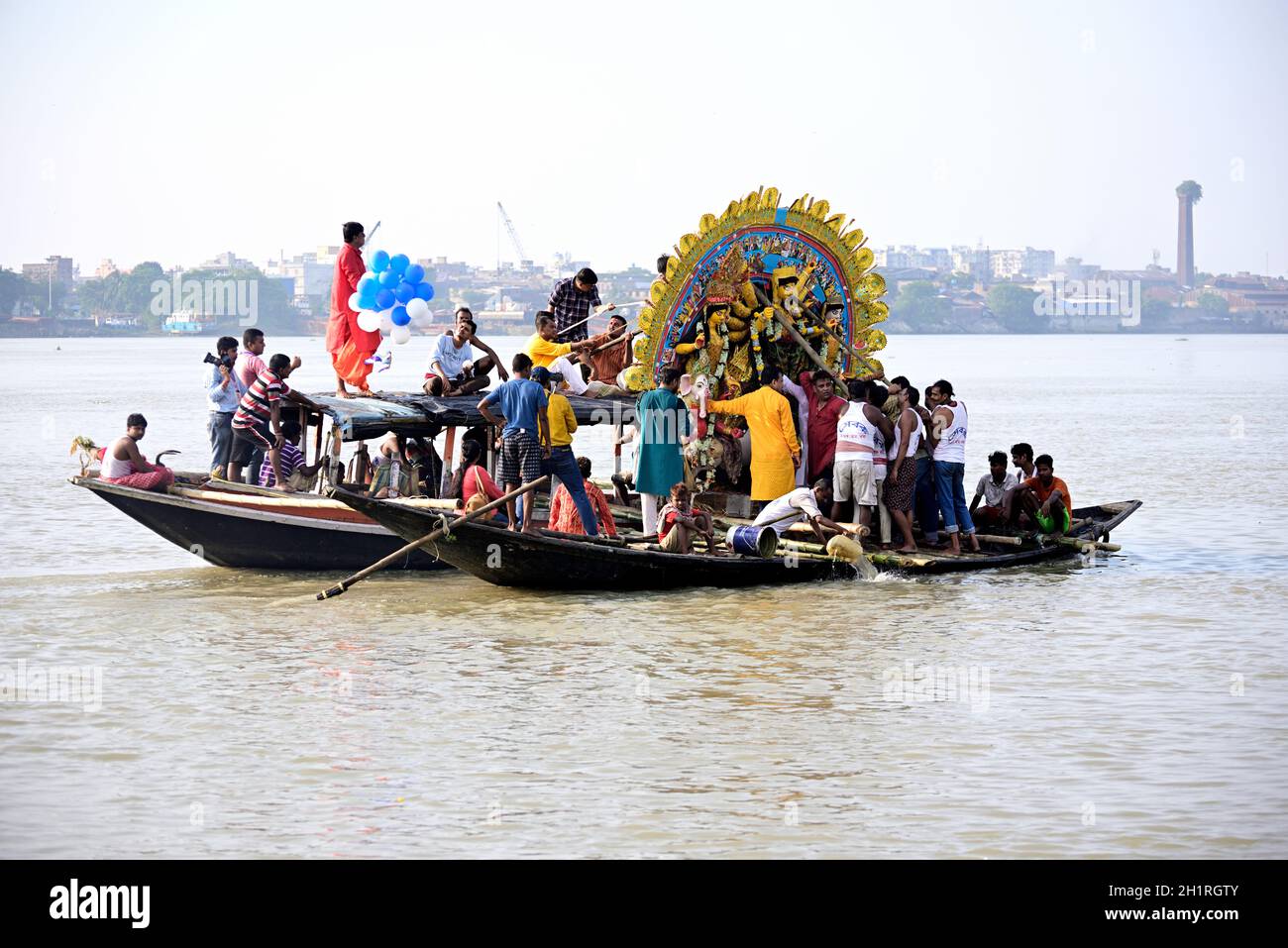 Kalkutta, Indien. Oktober 2021. Durga Idol Immersion auf dem Fluss von Bengali Gemeinschaft nach 4 Tage lang Durga Puja Festival. Stockfoto