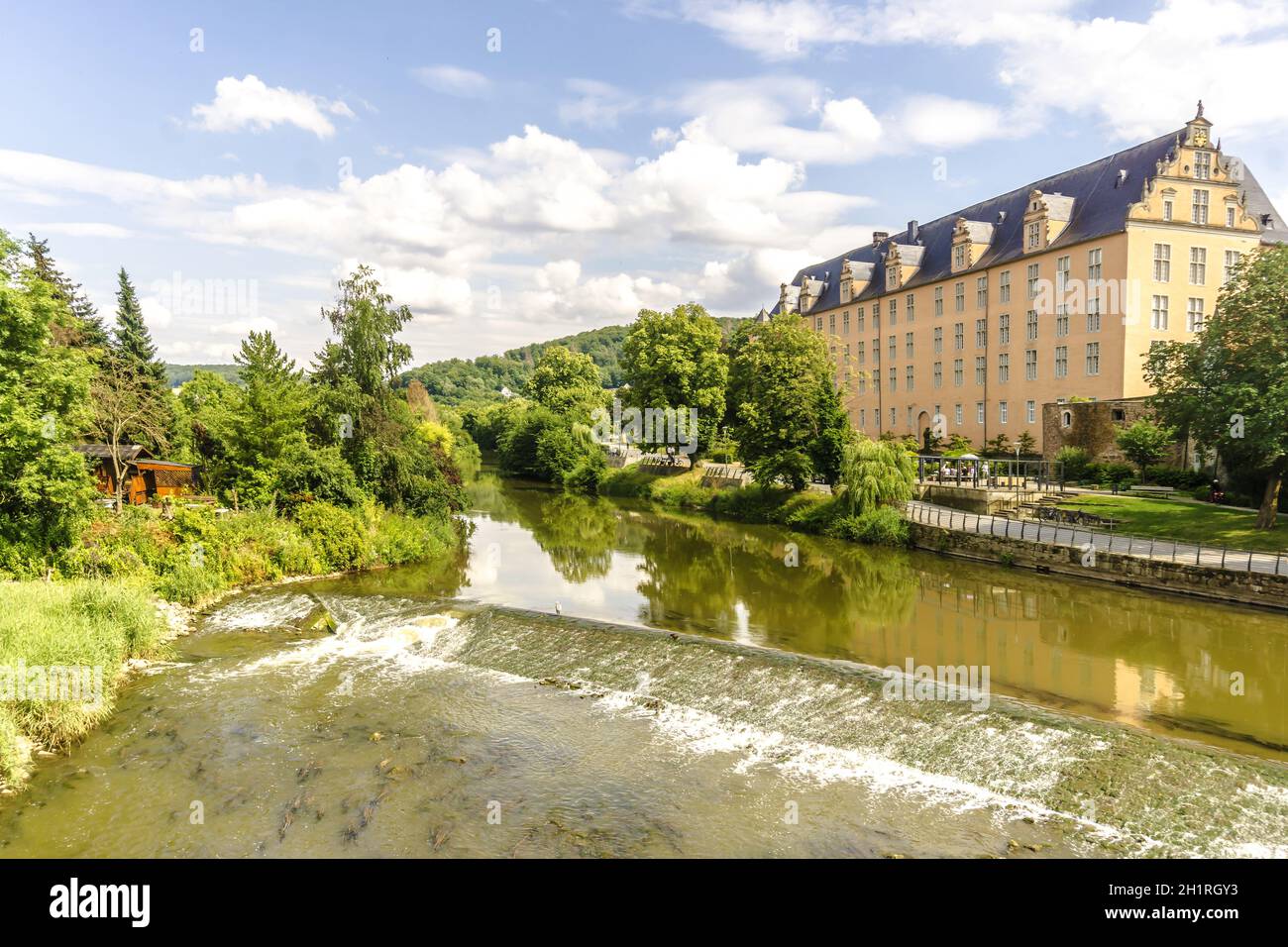 Blick von der alten Brücke auf die Werra in Hannoversch Münden, Deutschland Stockfoto