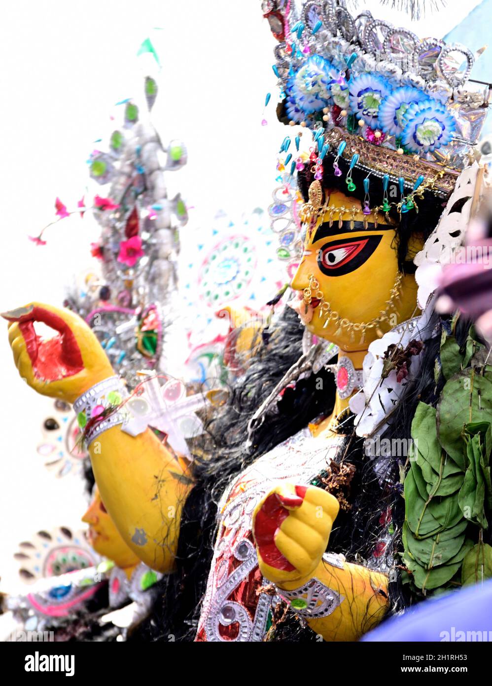 Hindu-Göttin Ma Durga vor weißem Hintergrund. Stockfoto