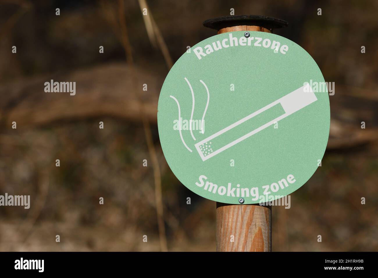 Schild Raucherzone im Zoo Salzburg, Österreich, Europa - Schild 'Smoking Zone' im Zoo Salzburg, Österreich, Europa Stockfoto