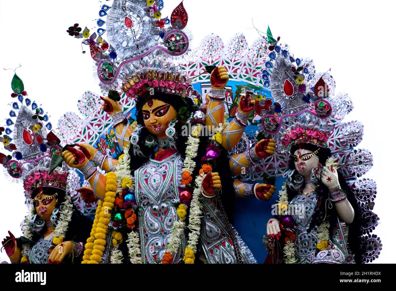 Hindu-Göttin Ma Durga vor weißem Hintergrund. Stockfoto