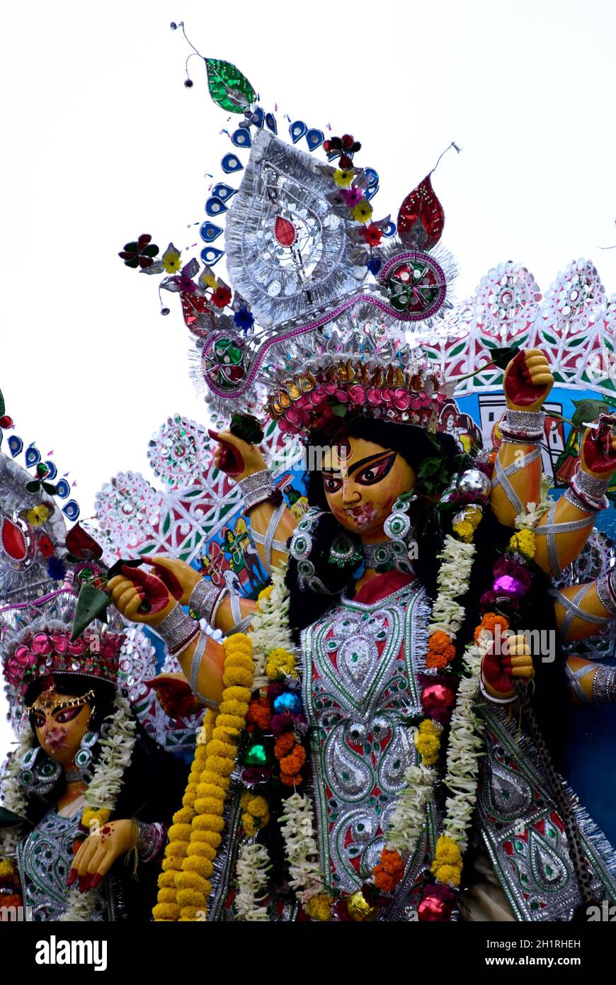 Hindu-Göttin Ma Durga vor weißem Hintergrund. Stockfoto