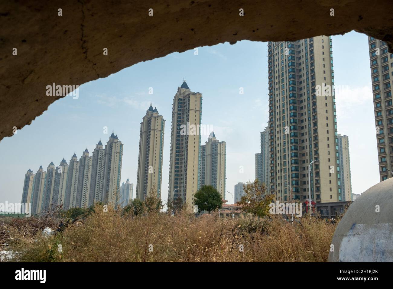 Der Wohnkomplex „Evergrande Scenic Garden“ wird von einem Zementrohr in Wuqing, Tianjin, China, aus gesehen. 19-Okt-2021 Stockfoto