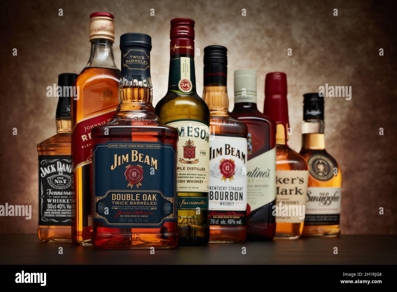 St.Petersburg, Russland - April 2020 - Flasche Jim Beam Bourbon Whiskey (zweifach Eiche mit Barreled) auf dem Hintergrund anderer beliebter Whiskymarken. Stockfoto