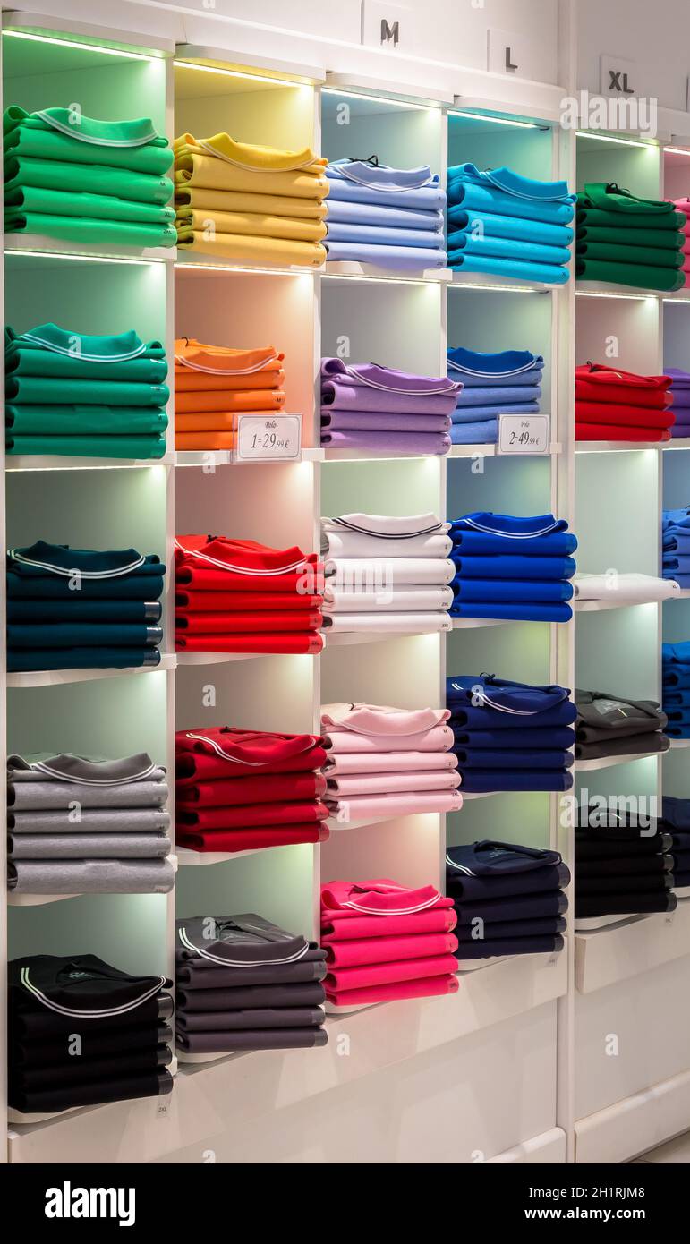 MAILAND, ITALIEN - CA. AUGUST 2020: Poloshirt Shop interior. Modegeschäft in Mailand. Stockfoto