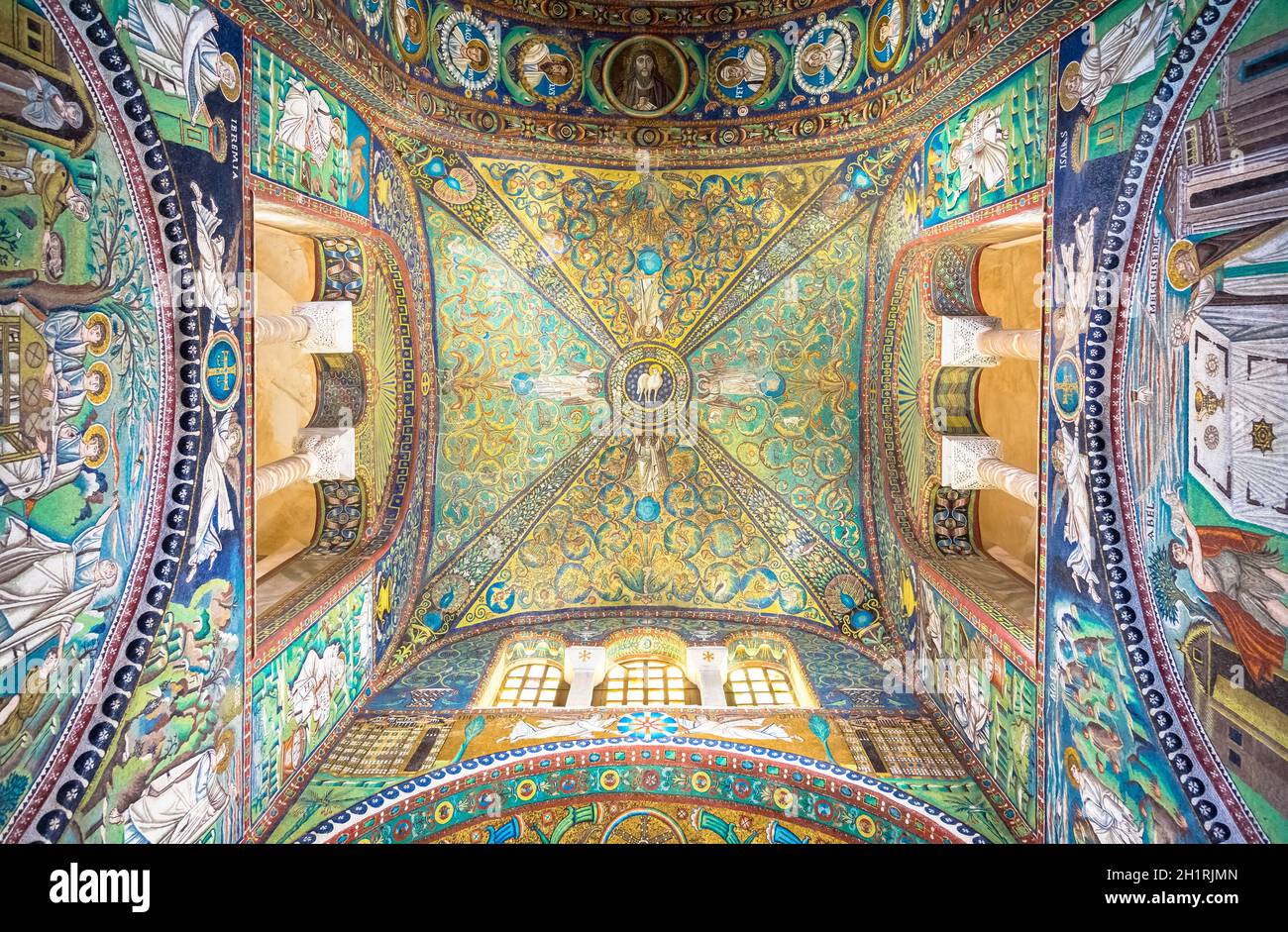 RAVENNA, ITALIEN - UM AUGUST 2020: Historisches byzantinisches Mosaik in der Basilika St. Vitale Stockfoto