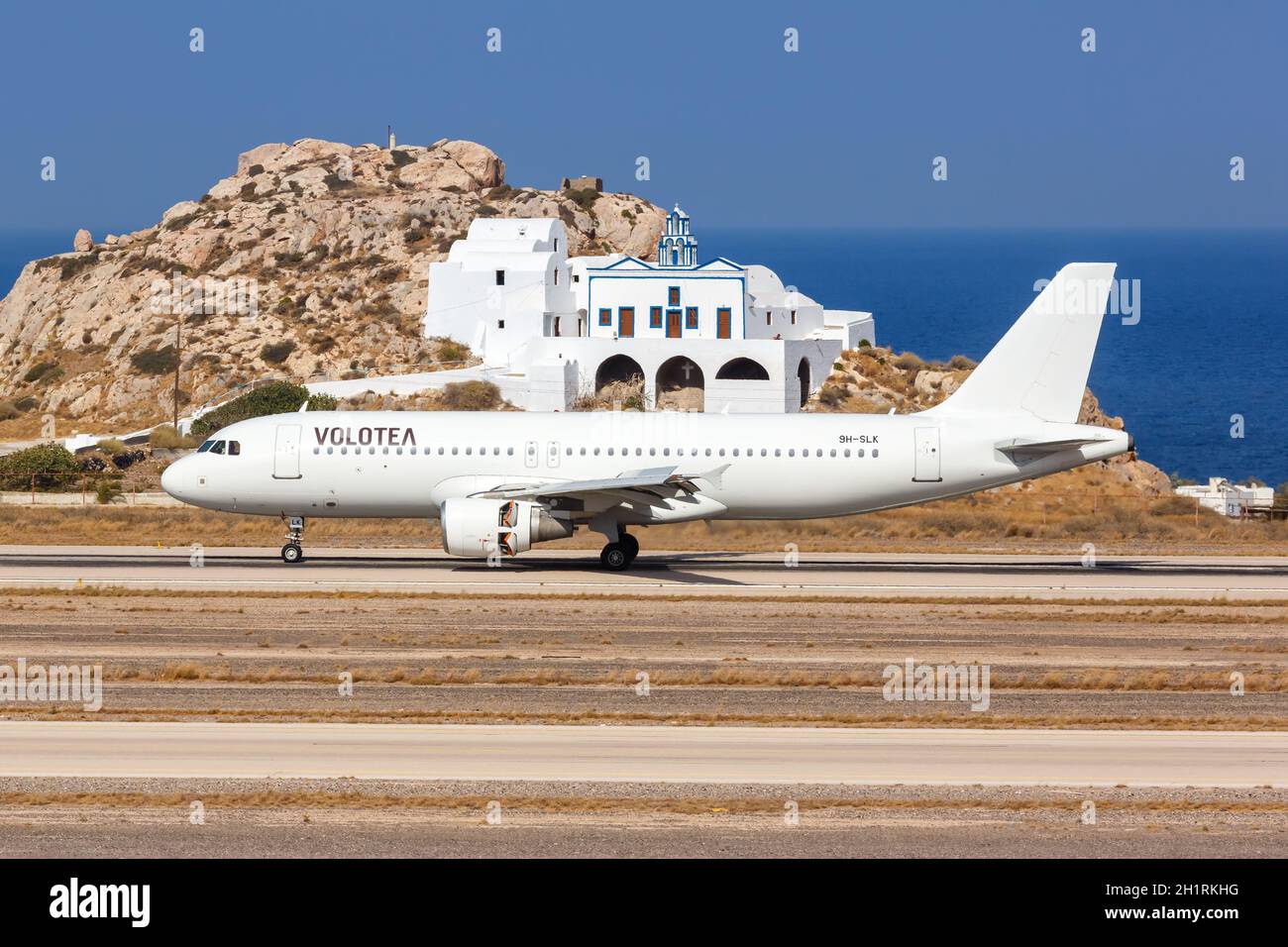 Santorini, Griechenland - 4. August 2021: Flugzeug des Typs Volotea Airbus A320 am Flughafen Santorini (JTR) in Griechenland. Stockfoto