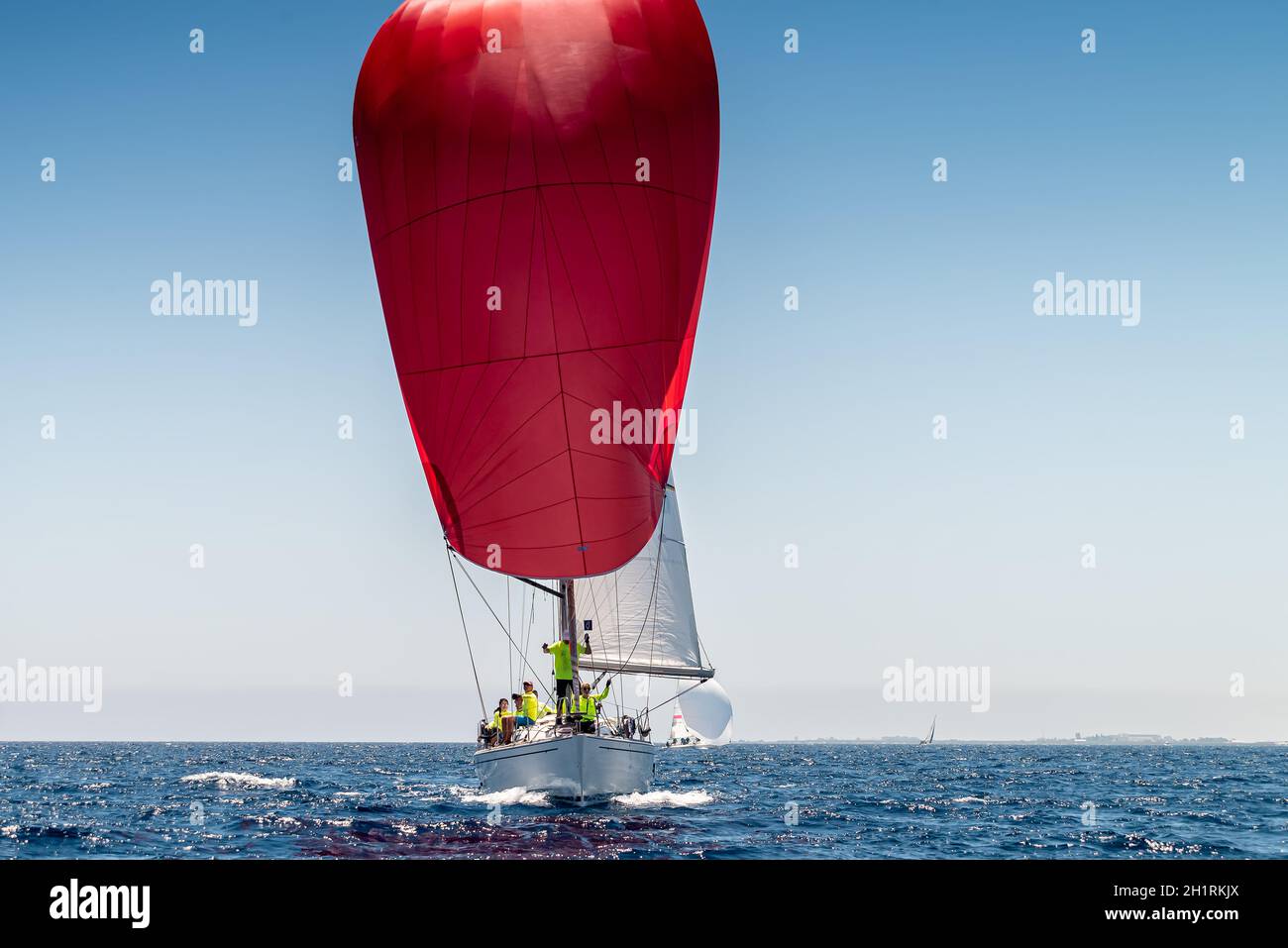 Sportboot mit rotem Segel, Vorderansicht Stockfoto