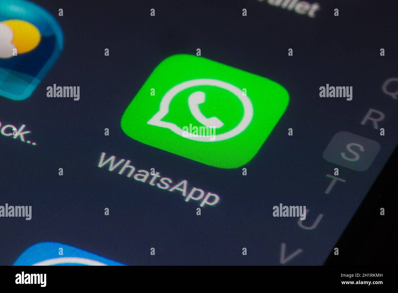 Bukarest, Rumänien - 13. Dezember 2020: Illustrative redaktionelle Nahaufnahme der App WhatsApp auf einem Smartphone-Bildschirm. Stockfoto