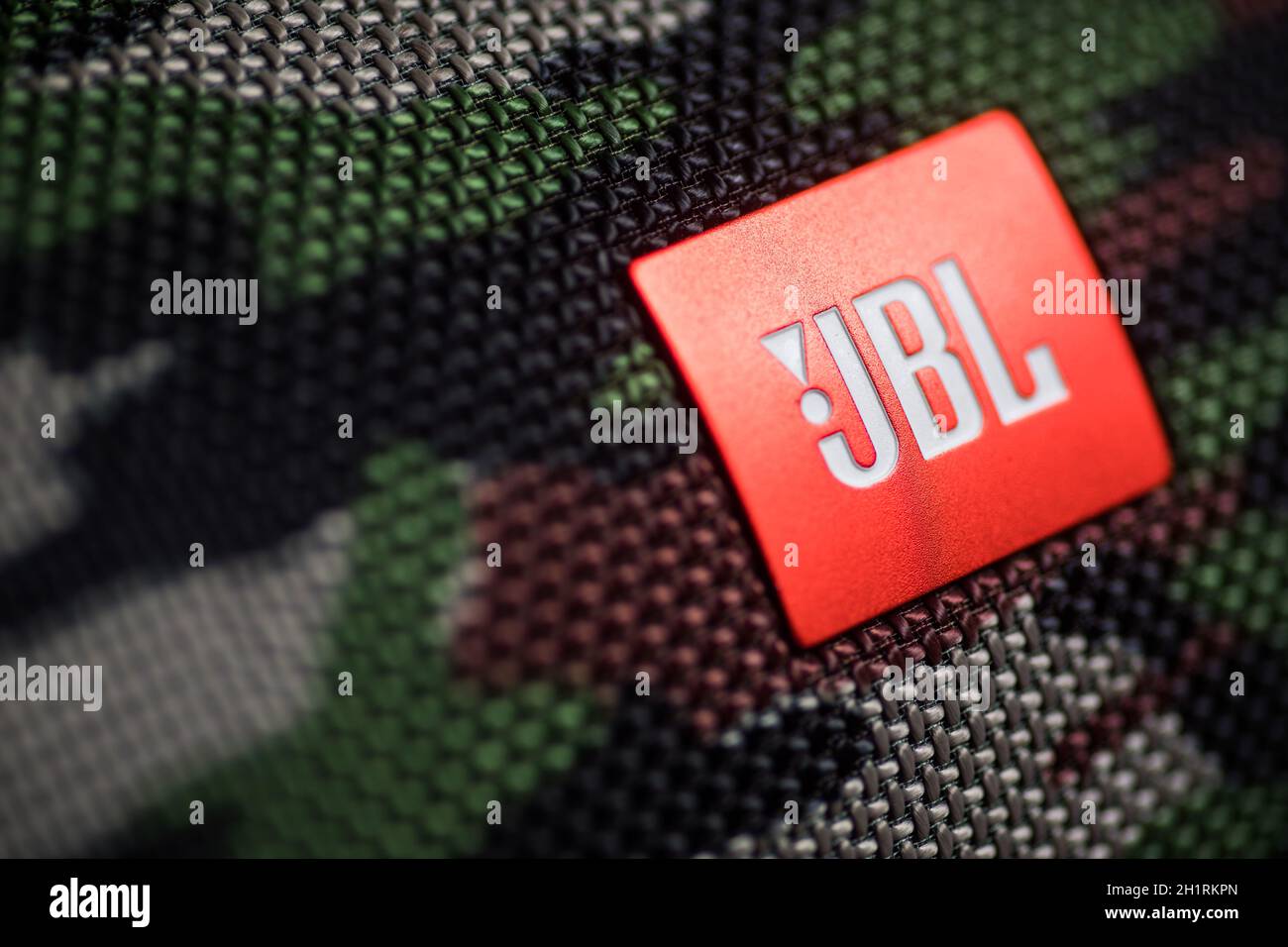 Bucarest, Rumänien - 15. März 2021: Illustrative redaktionelle Abbildung des JBL Logos auf einem tragbaren Lautsprecher. Stockfoto