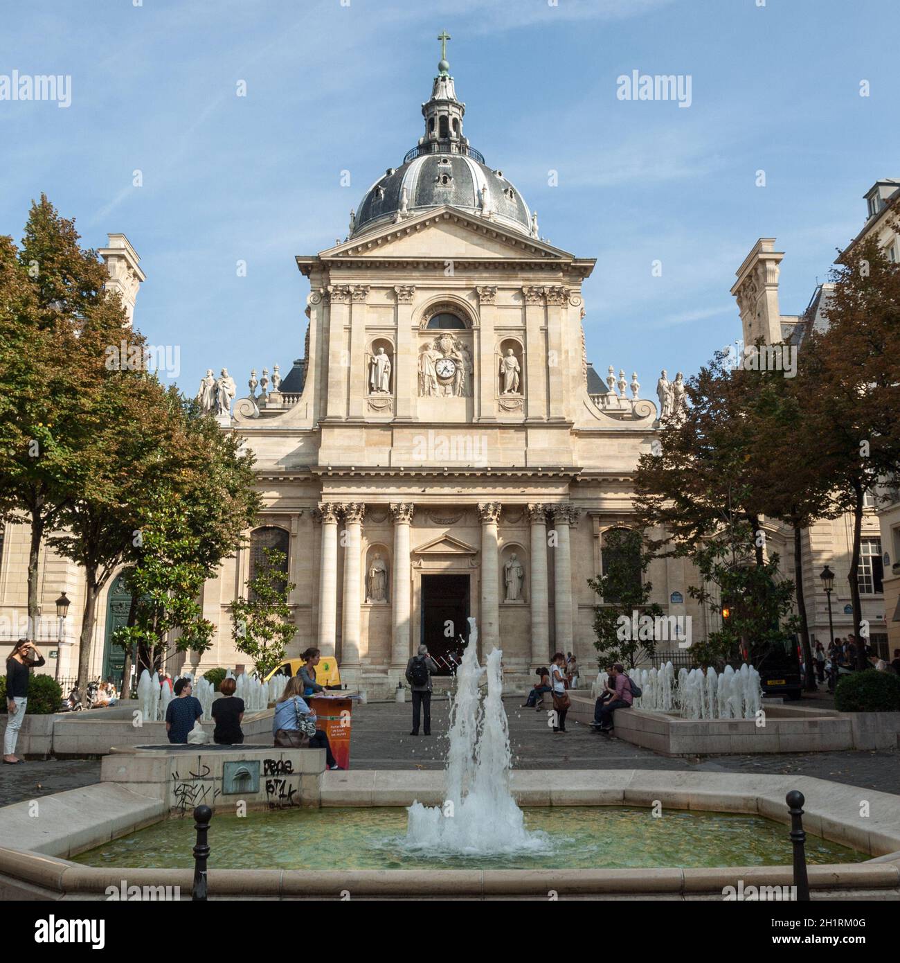 Brunnen an der Place de la Sorbonne. Paris, Frankreich Stockfoto