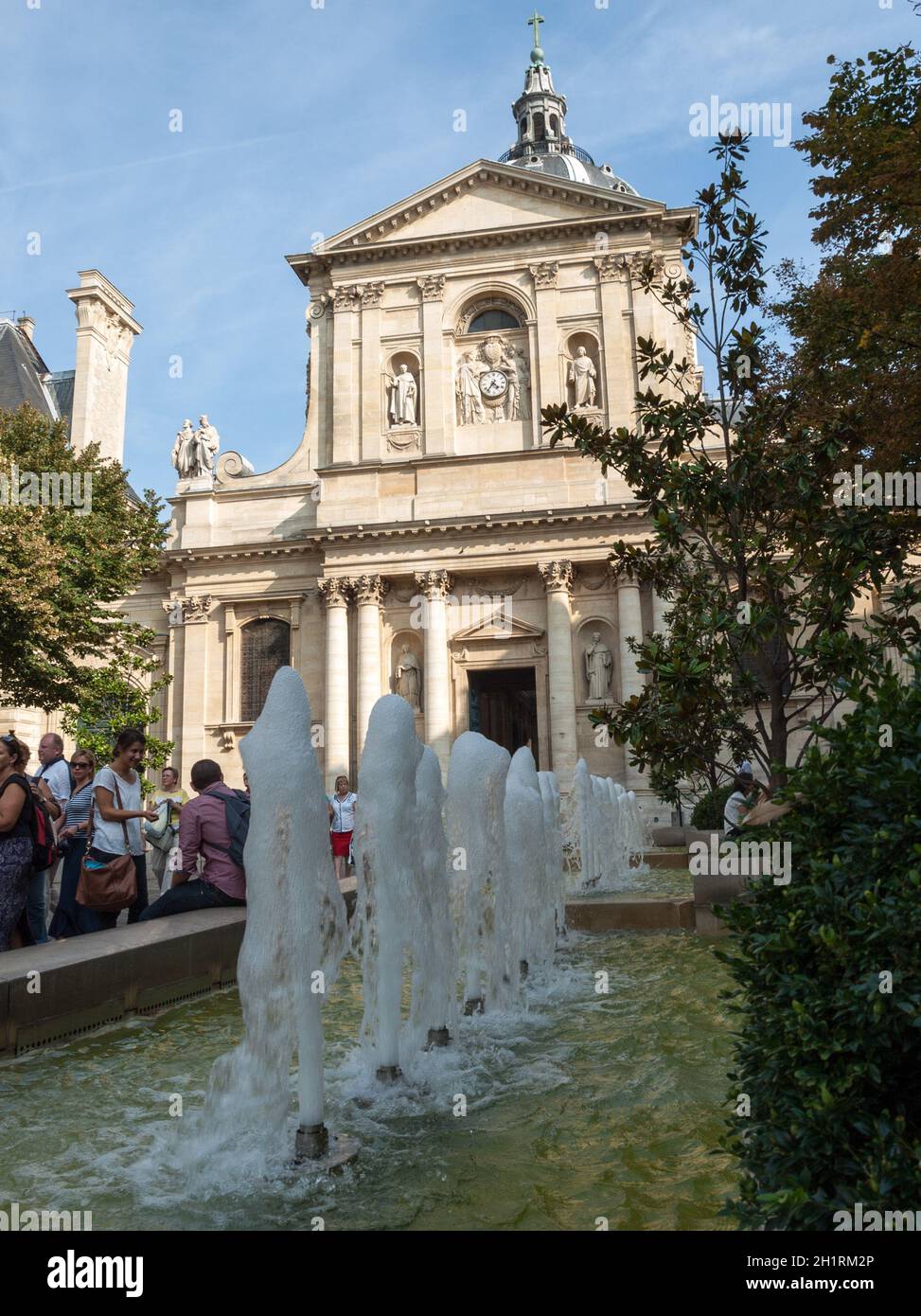 Brunnen an der Place de la Sorbonne. Paris, Frankreich Stockfoto