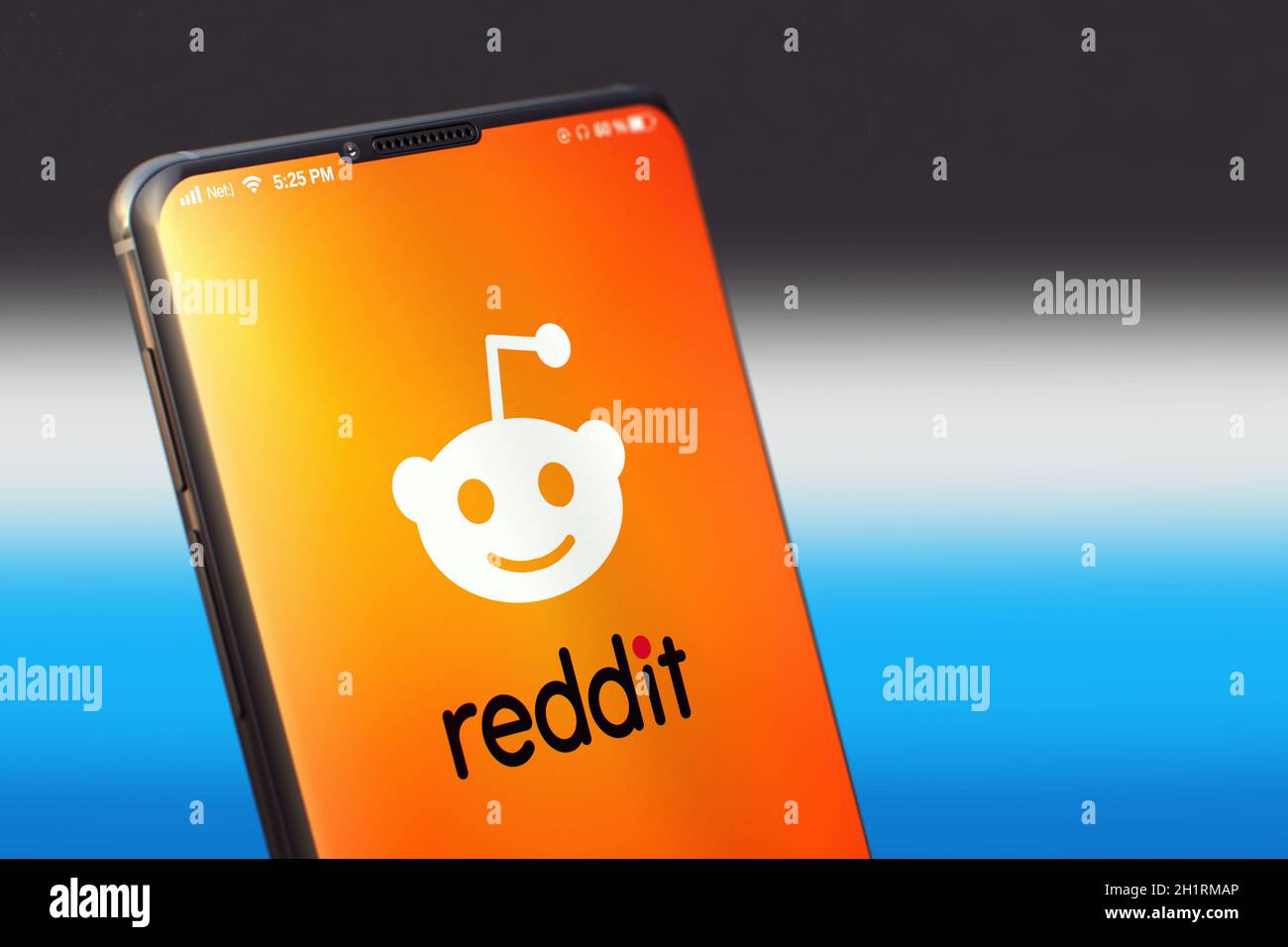 KIEW, UKRAINE-JUNI, 2020: Reddit Mobile Anwendung auf dem Handy-Bildschirm. Nahaufnahme Studio Aufnahme von Smartphone mit Reddit Anwendung. Stockfoto